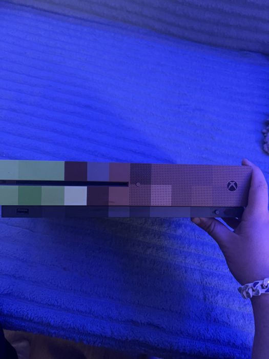 xbox one s 1TB  minecraft+doua manete si jocuri