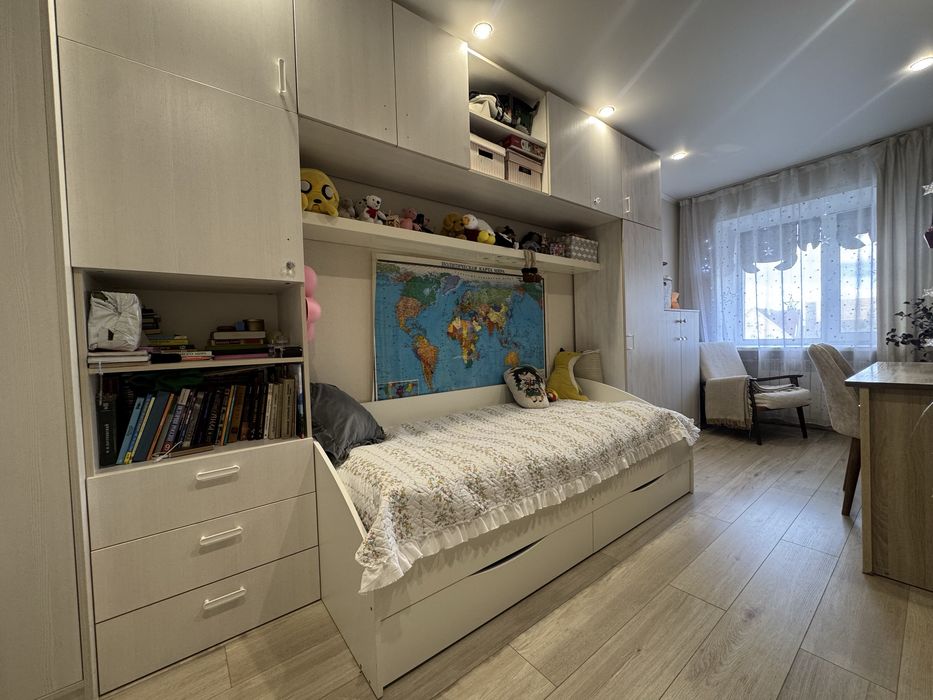 Продам квартиру трехкомнатную