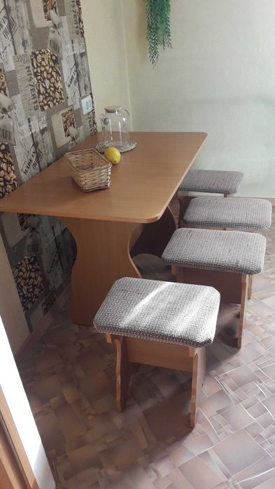 кухонный стол с табуретками