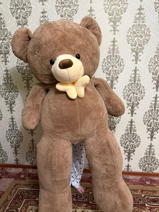 Большой плюшевый медведь
