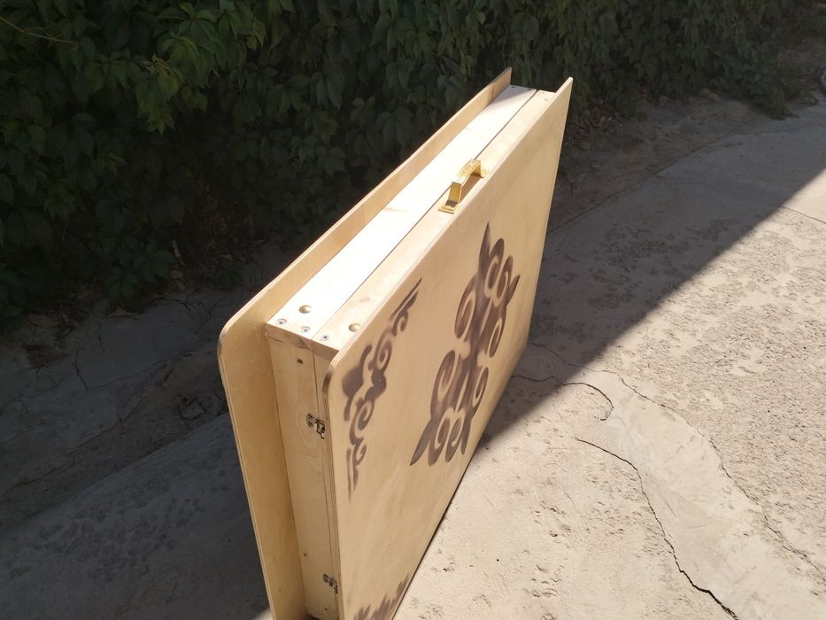 Стол для гостиной