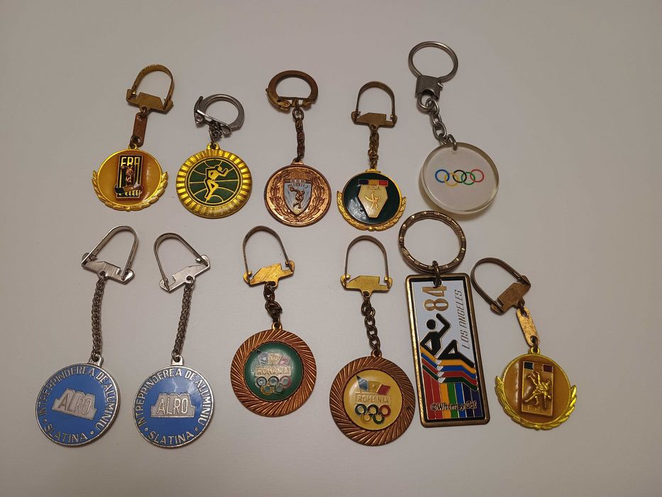 Vand brelocuri anii 80, sport, industrie, turism, auto! preturi dif !!