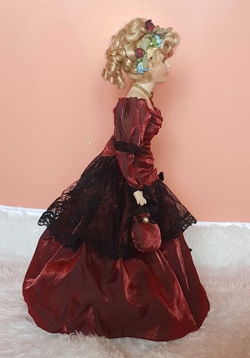 Порцеланова кукла със стойка