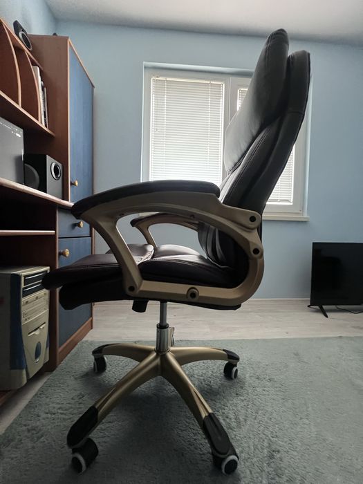 Удобен въртящ стол