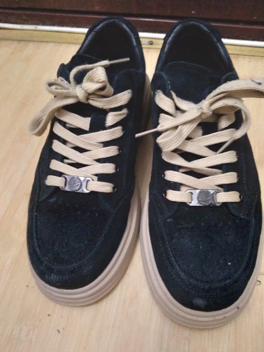 Snekears barbati marimea 39 purtați de 3 ori.