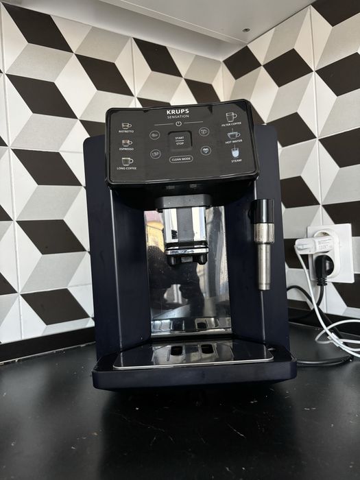 Espressor automat KRUPS  EA910B10, 5 retete, ecran tactil, presiune 15 bari, capacitate rezervor cafea duza de abur, 1450 W,