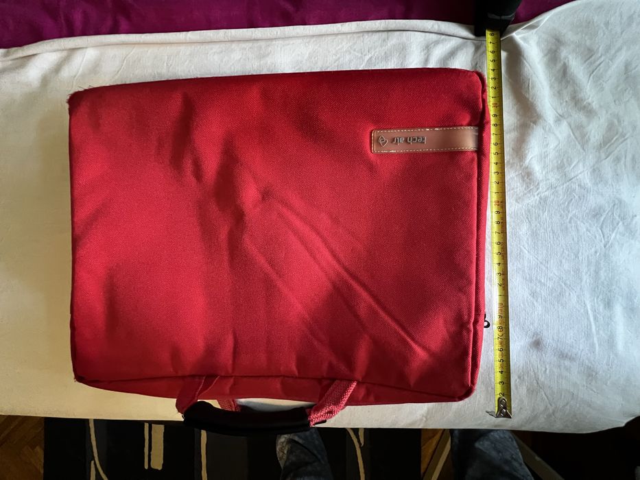 Vând  geanta laptop  17 roșie .