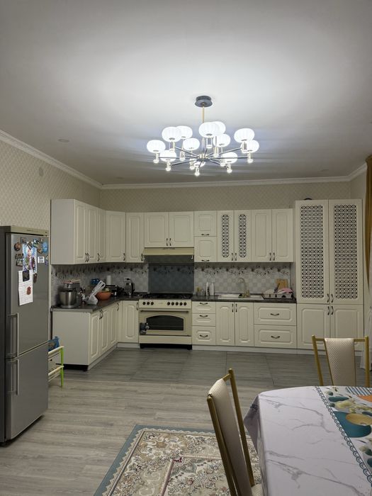 Ковер. Стол-стулья