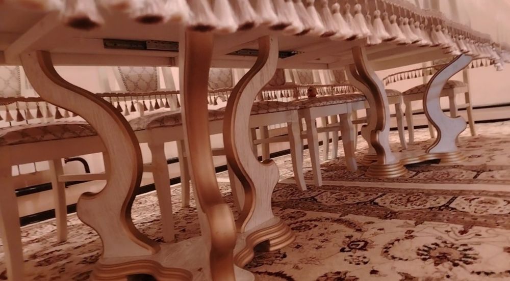 Стол со стульями