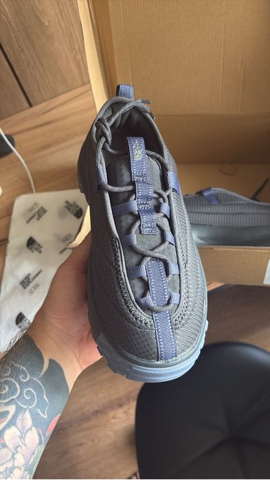Продам новые кроссовки The North Face