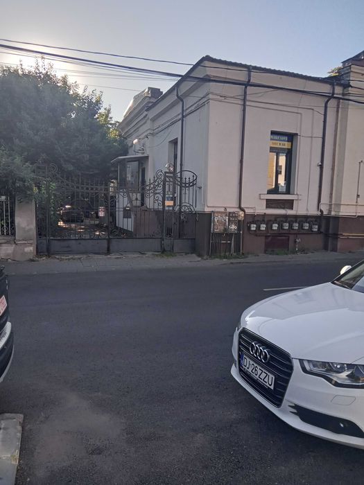 Închiriez spațiu comercial ultracentral ultramodern cu parcare