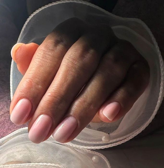 Unghii cu gel și ojă semi