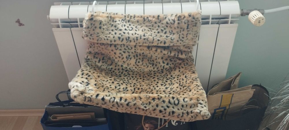 за котката катерушка, купа храна, витамини, легло радиатор