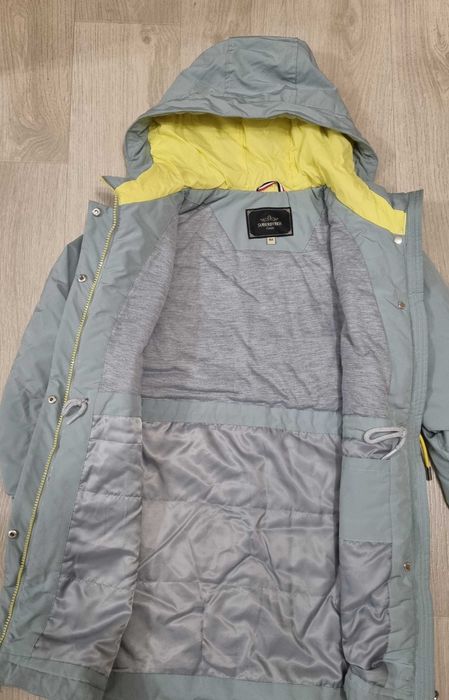 Продам демисезонную куртку на девочку