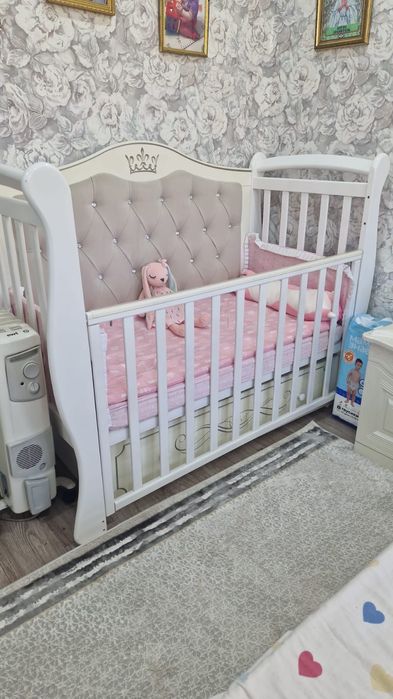 Продам кроватку и комод