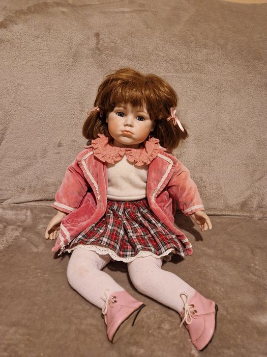 Păpușă de porțelan