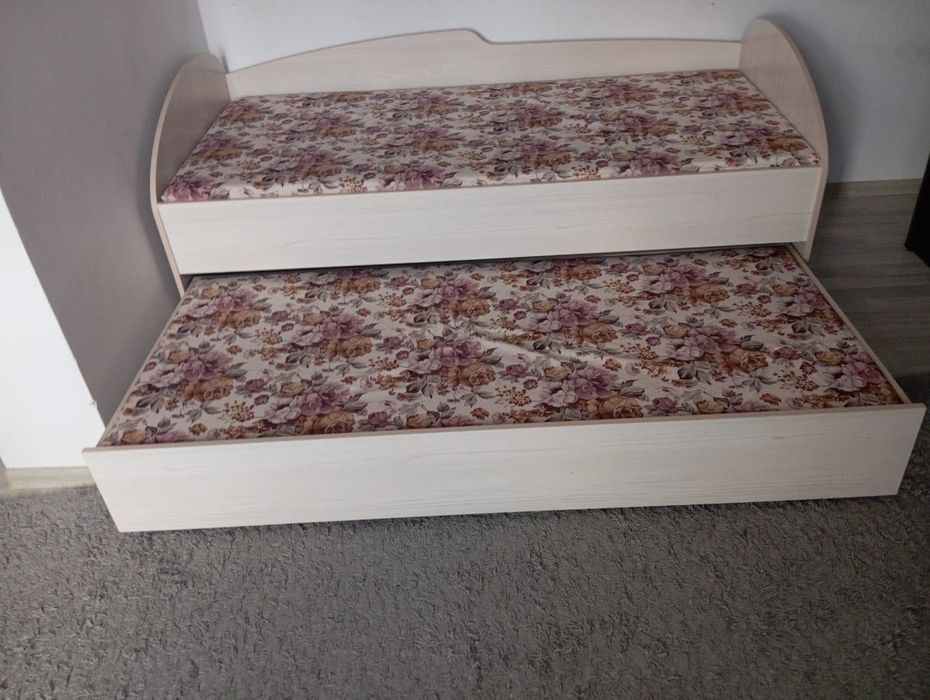 Кровать и шкаф в детскую