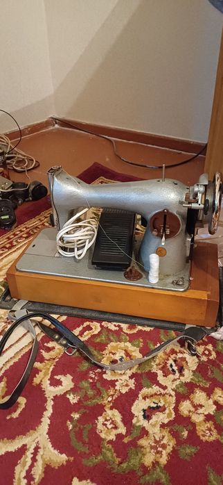 Швейнная машина ножная