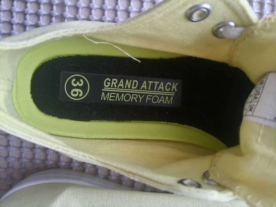 Дамски спортни обувки