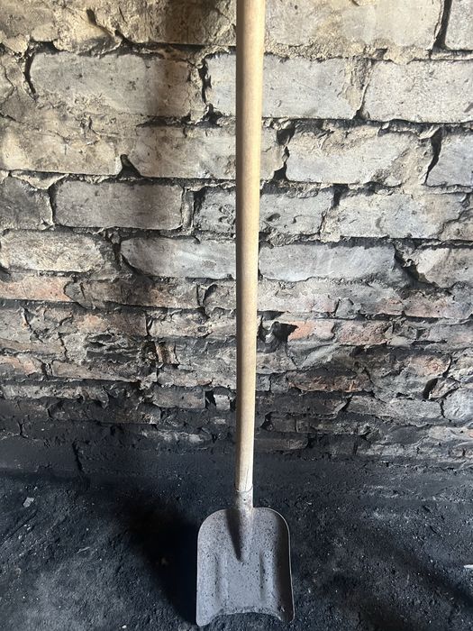 Продам две лопаты каждая 1500