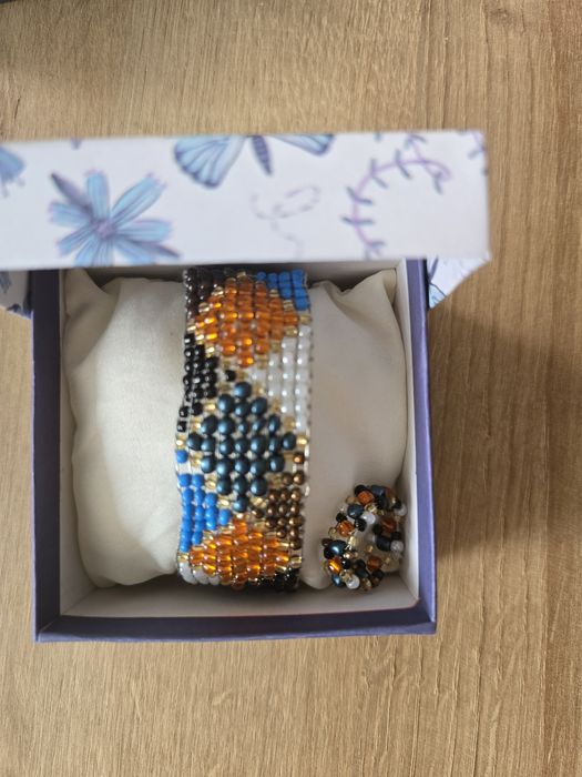 Ръчно изработени гривни за специални хора