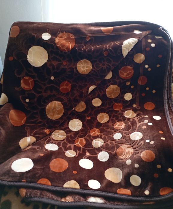 Pătură grofata , nouă 1,80/2 m , foarte plăcută !