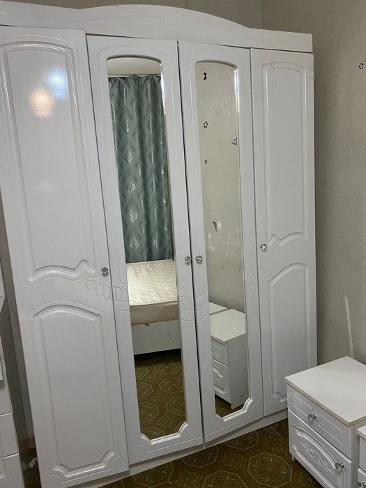 Продается белоснежный спальный гарнитур.
