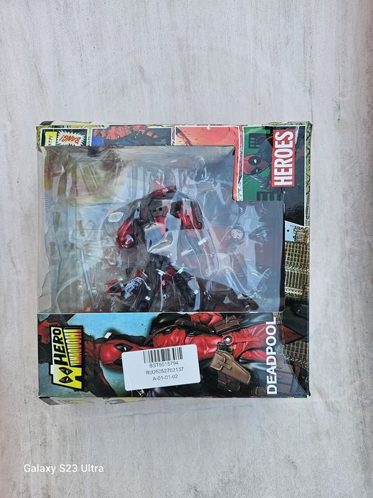 Vând figurina deadpool...