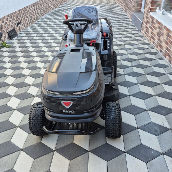 Tractoras gazon tuns iarba