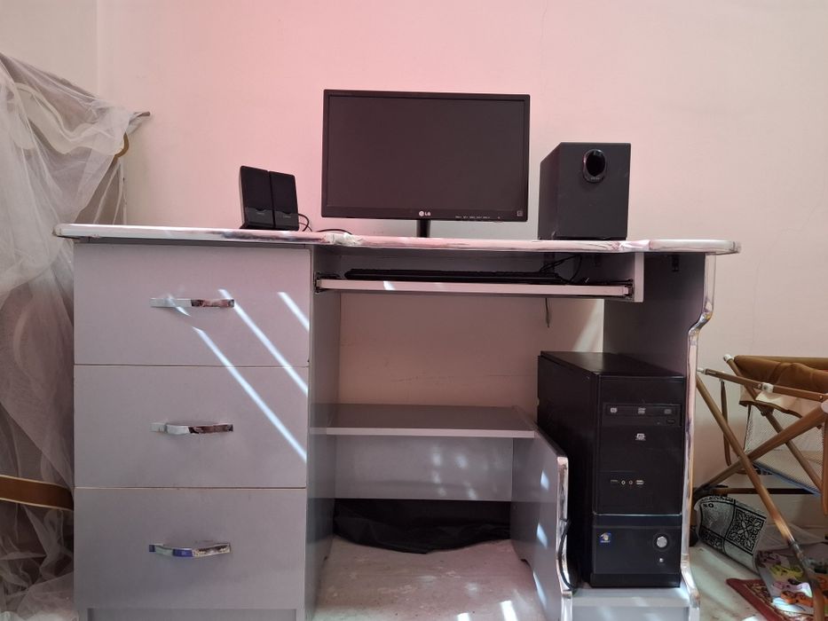 Компьютер и компьютерный стол