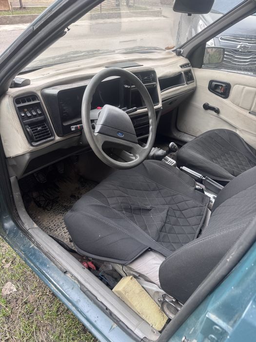 Ford sotladi yurb turgan moshina