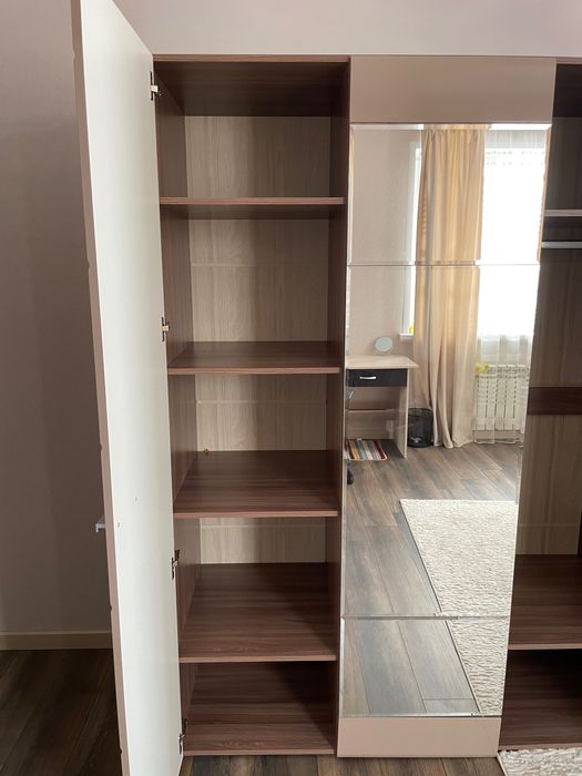 Шкаф с зеркалом б/у.