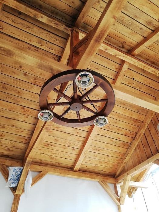 Lustra din lemn , din roata