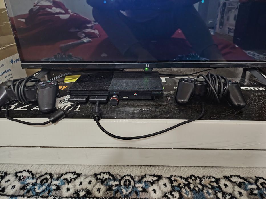 PlayStation 2 PS2 chip qilingan, 2 pult, o‘yinlar bilan o'ynashga tayy