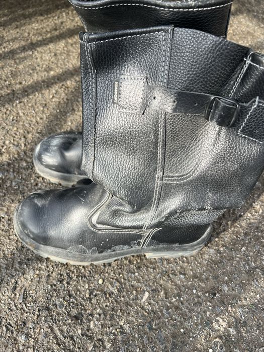 Продам спец обувь размер 42