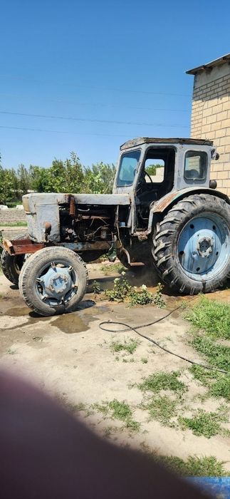 Traktor srochno sotiladi