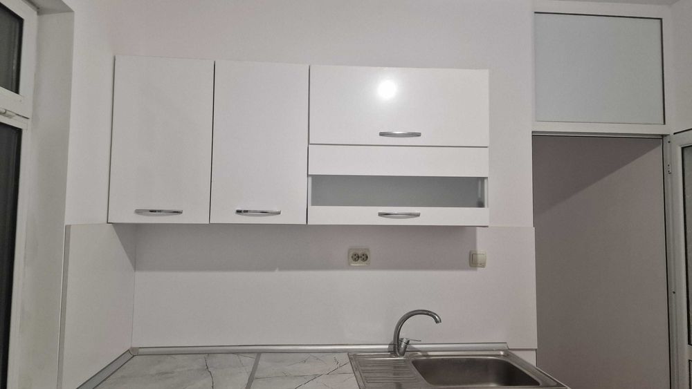 Червена кухня с шкафове