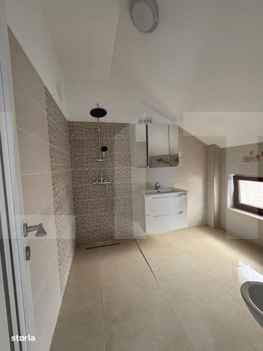 Casa Indivuala de vanzare-5 camere-4 bai-toate utilitatile.