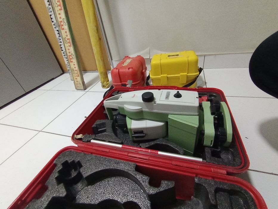 Тахеометр Leica в комплекте.