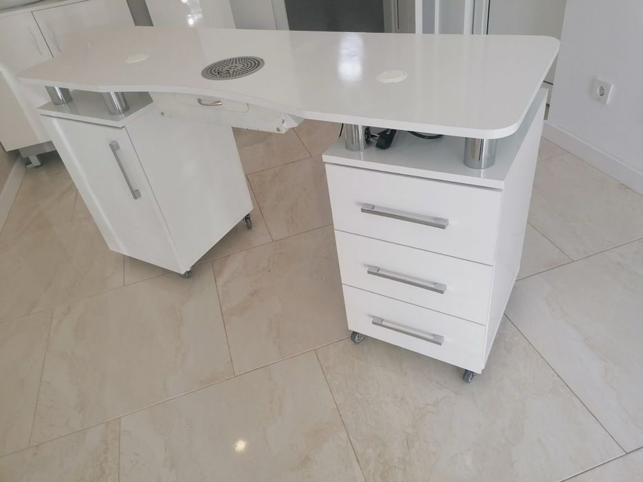 Бюро за маникюр с прахоуловител