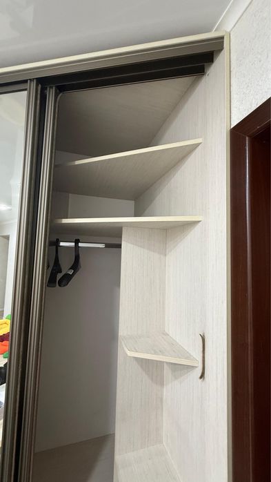 Продам угловой шкаф