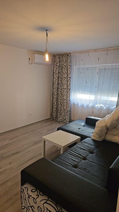 Vând apartament în Năvodari, zona centrală, cu 2 camere
