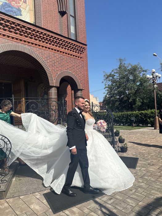 Vând rochie de mireasă tip prințesă