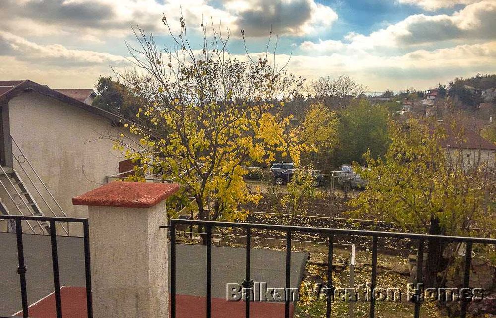 Просторен тристаен апартамент в комплекс в покрайнините на Балчик