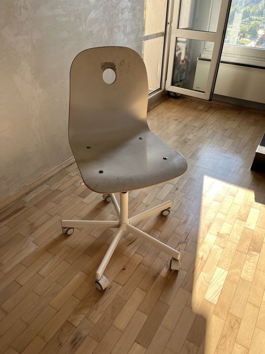 Продавам стол на колела