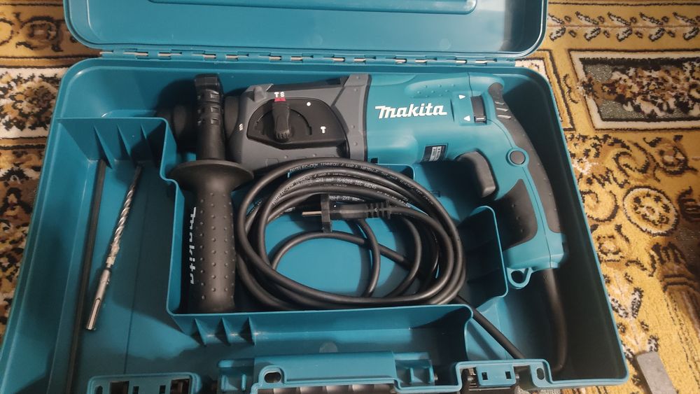 Перфоратор Makita HR2470