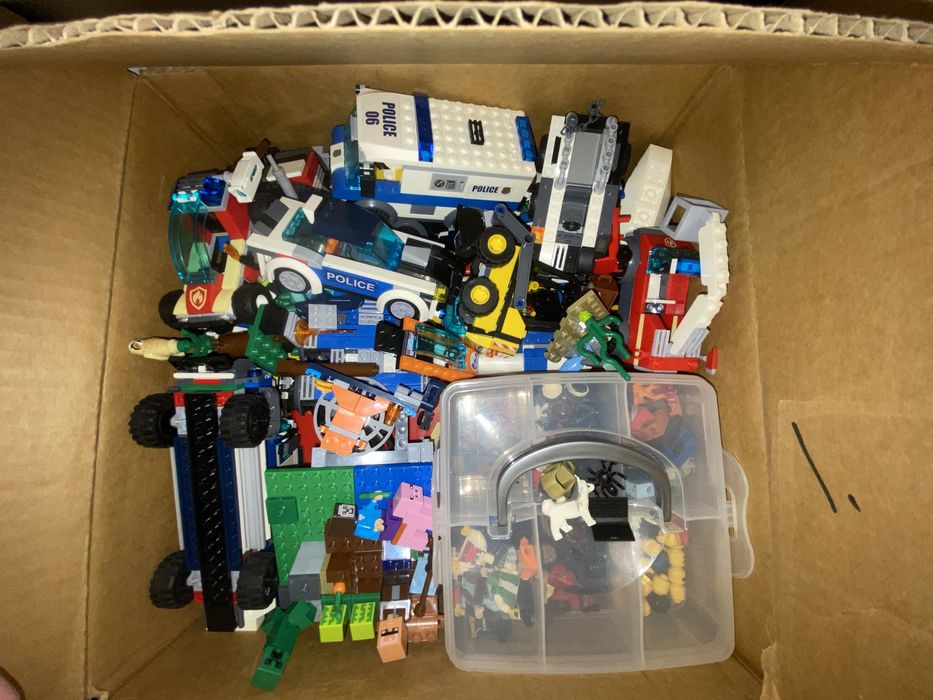 Продам лего 2 коробки