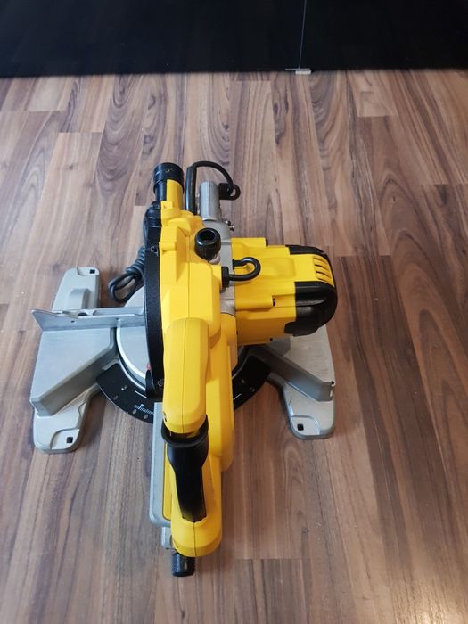 Circular pentru taieri înclinate Dewalt  DWE 774