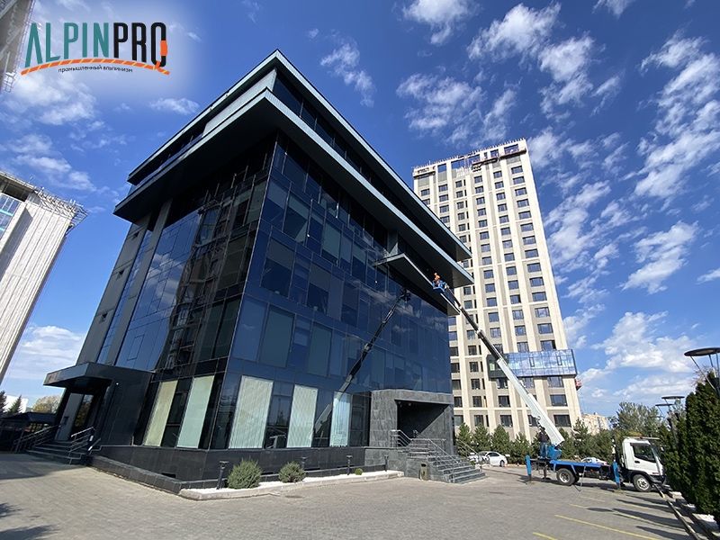 AlpinPro: Высотный клининг — Мойка фасадов и остекления. ТОО с НДС