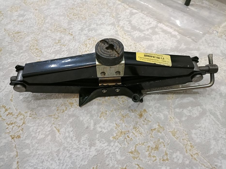 Домкрат для автомобиля